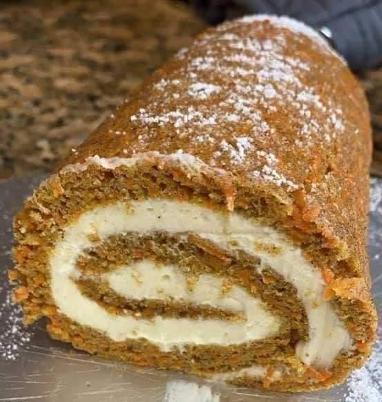 ¡Rollo de pastel de zanahoria con relleno de queso crema!