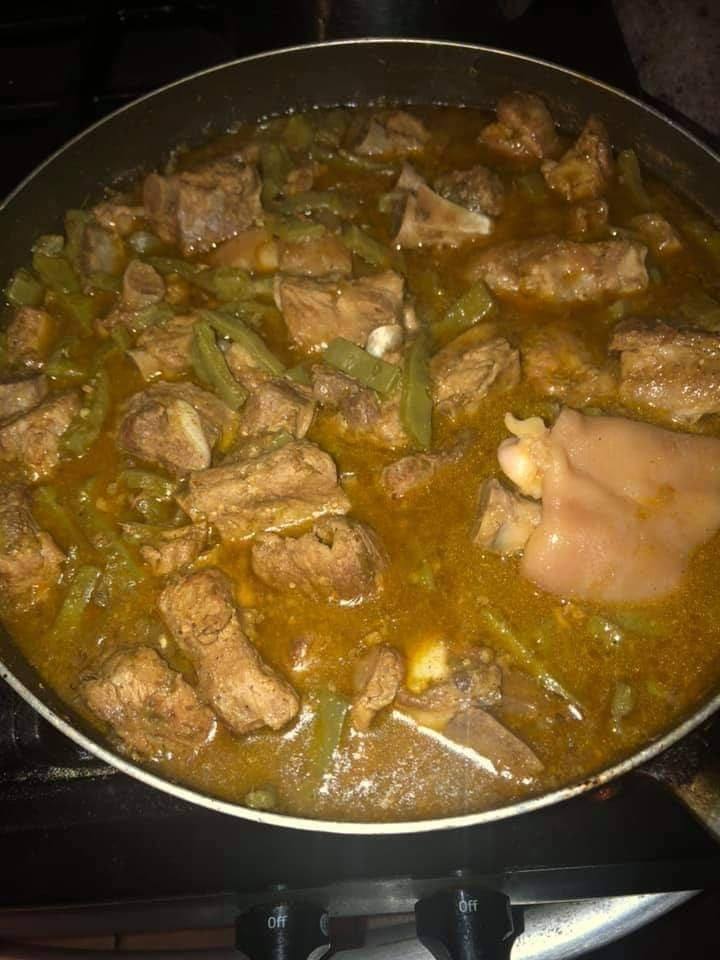 Costillas de puerco en salsa verde con nopales