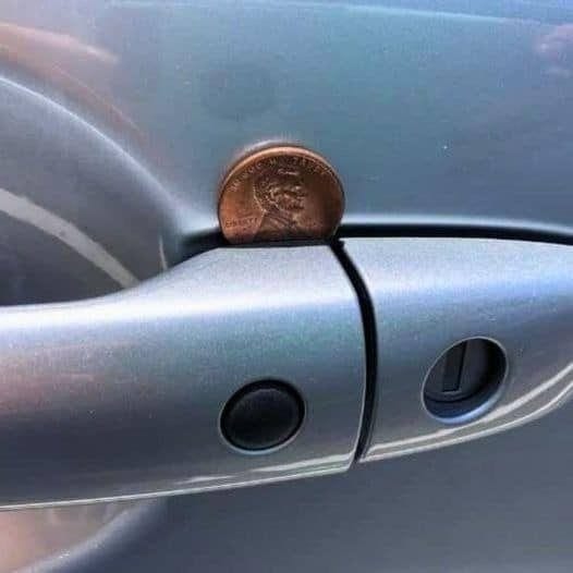 Éste es el significado de encontrar un centavo atrapado en la manija de la puerta de tu auto.