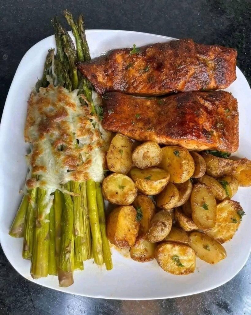 Salmón al horno con patatas asadas y espárragos con queso