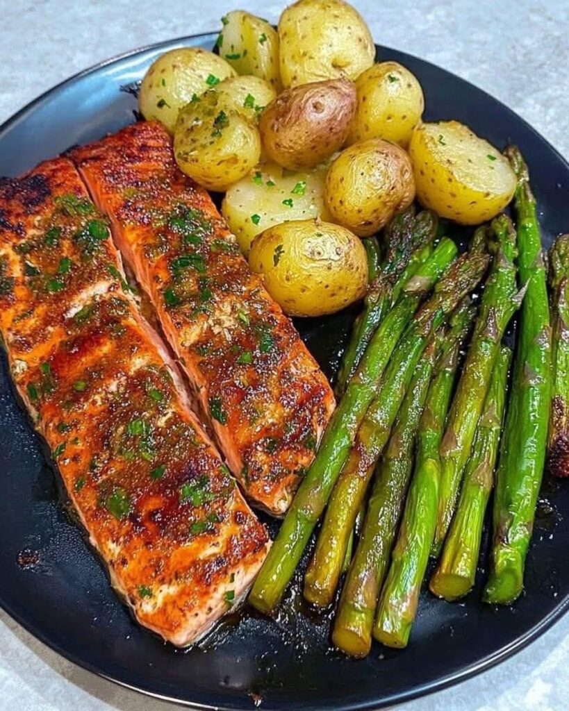 Salmón ajo y hierbas con espárragos y patatas