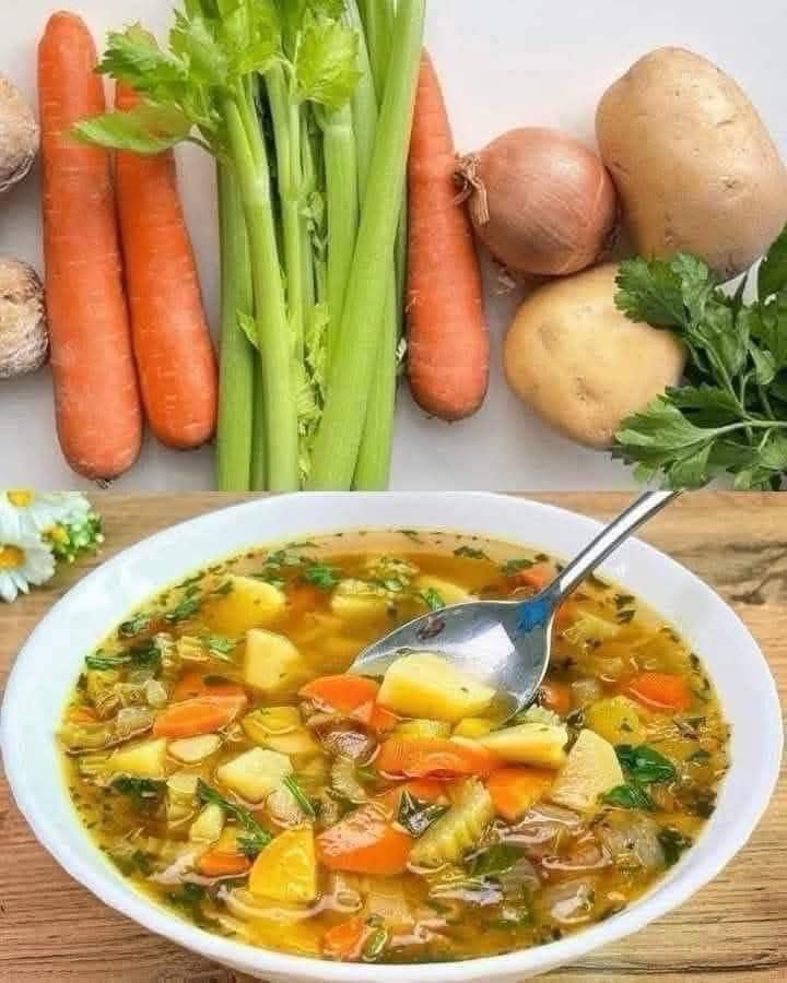 Sopa de verduras abundante con crutones de parmesano