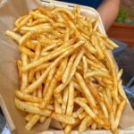 Papas fritas crujientes y perfectas bañadas en vinagre