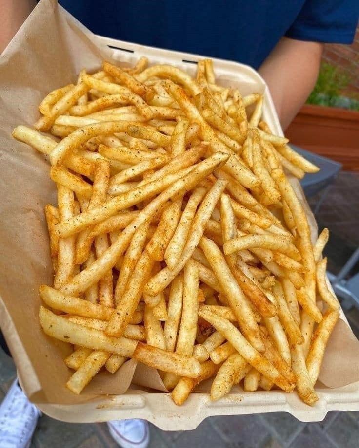 Papas fritas crujientes y perfectas bañadas en vinagre